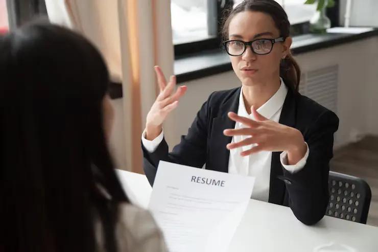 10 Tips Memilih Pakaian untuk Interview Kerja cover