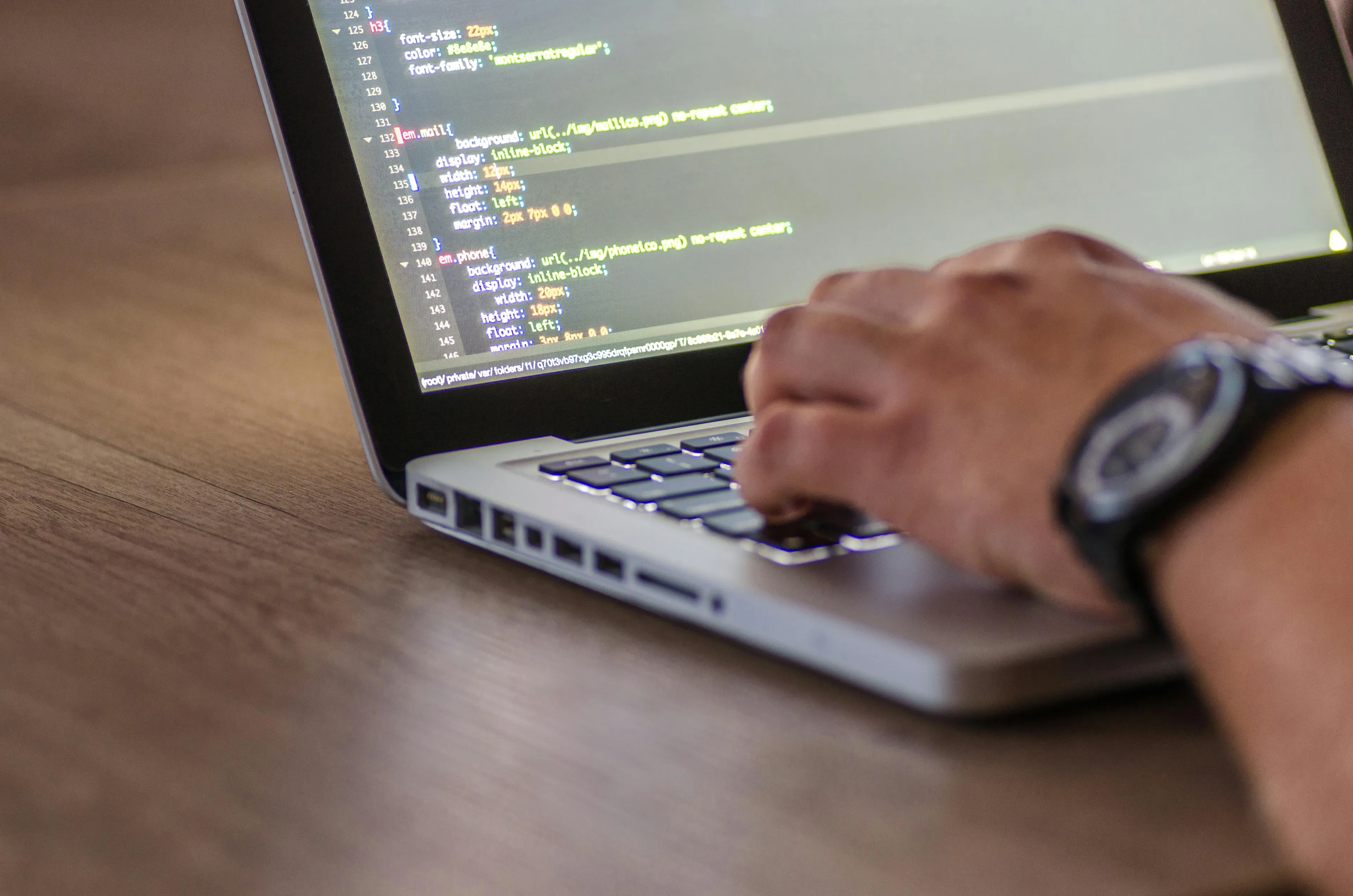Ini Dia Perbedaan Programmer dan Developer! Ketahui Gaji Serta Tanggung Jawabnya cover