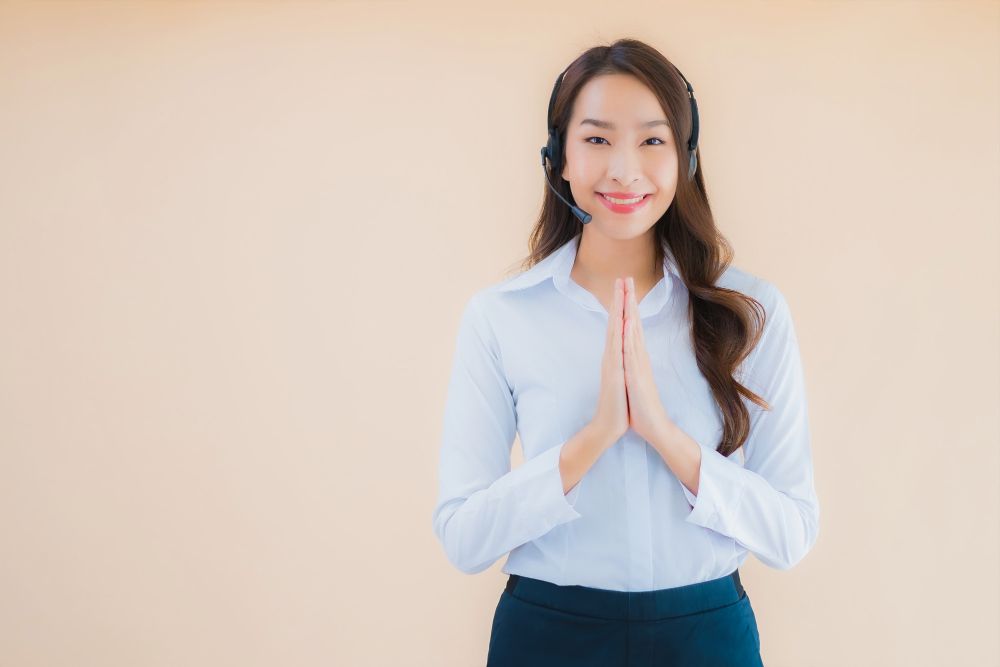 Customer Service: Pengertian, Tugas, dan Pentingnya Bagi Bisnis cover