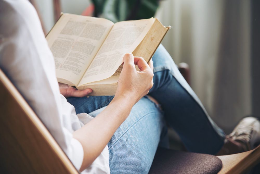 5 Pekerjaan Ini Cocok Buat Kamu yang Suka Membaca Buku cover