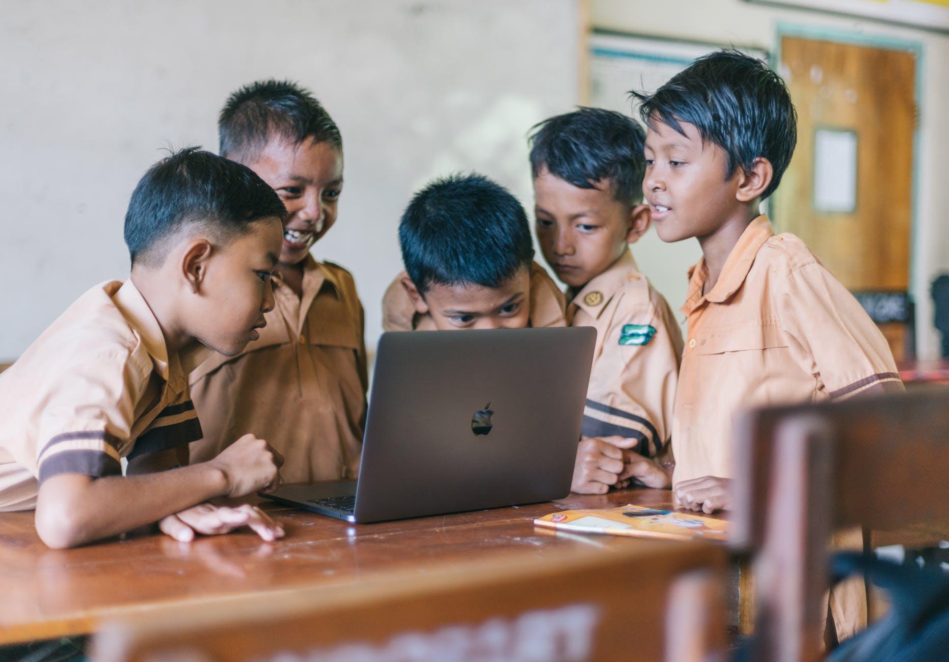 Tantangan Pendidikan Indonesia di Era Digital dan Upaya Mengatasinya cover