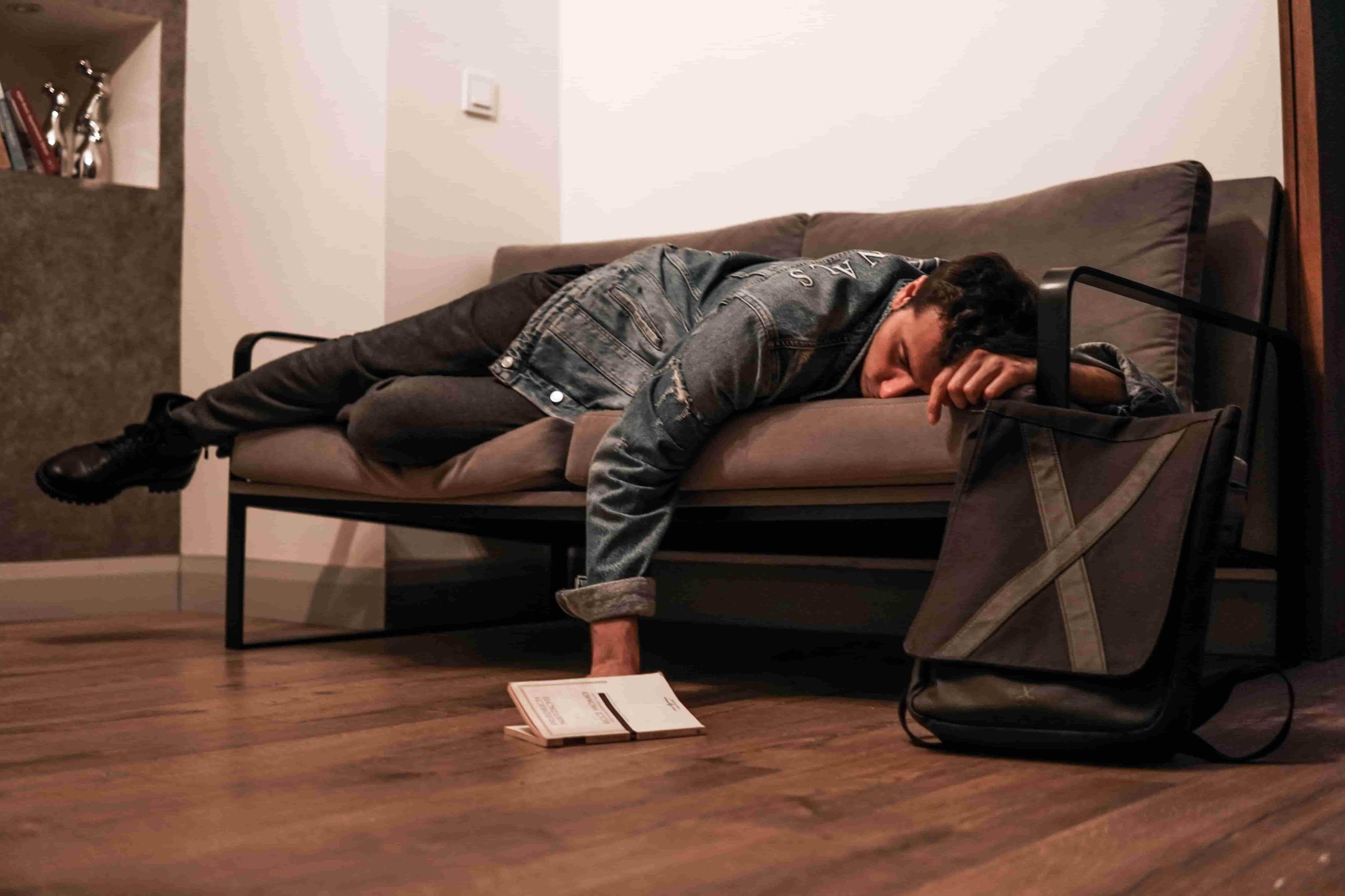 5 Bahaya Kurang Tidur yang Berdampak ke Produktivitas cover